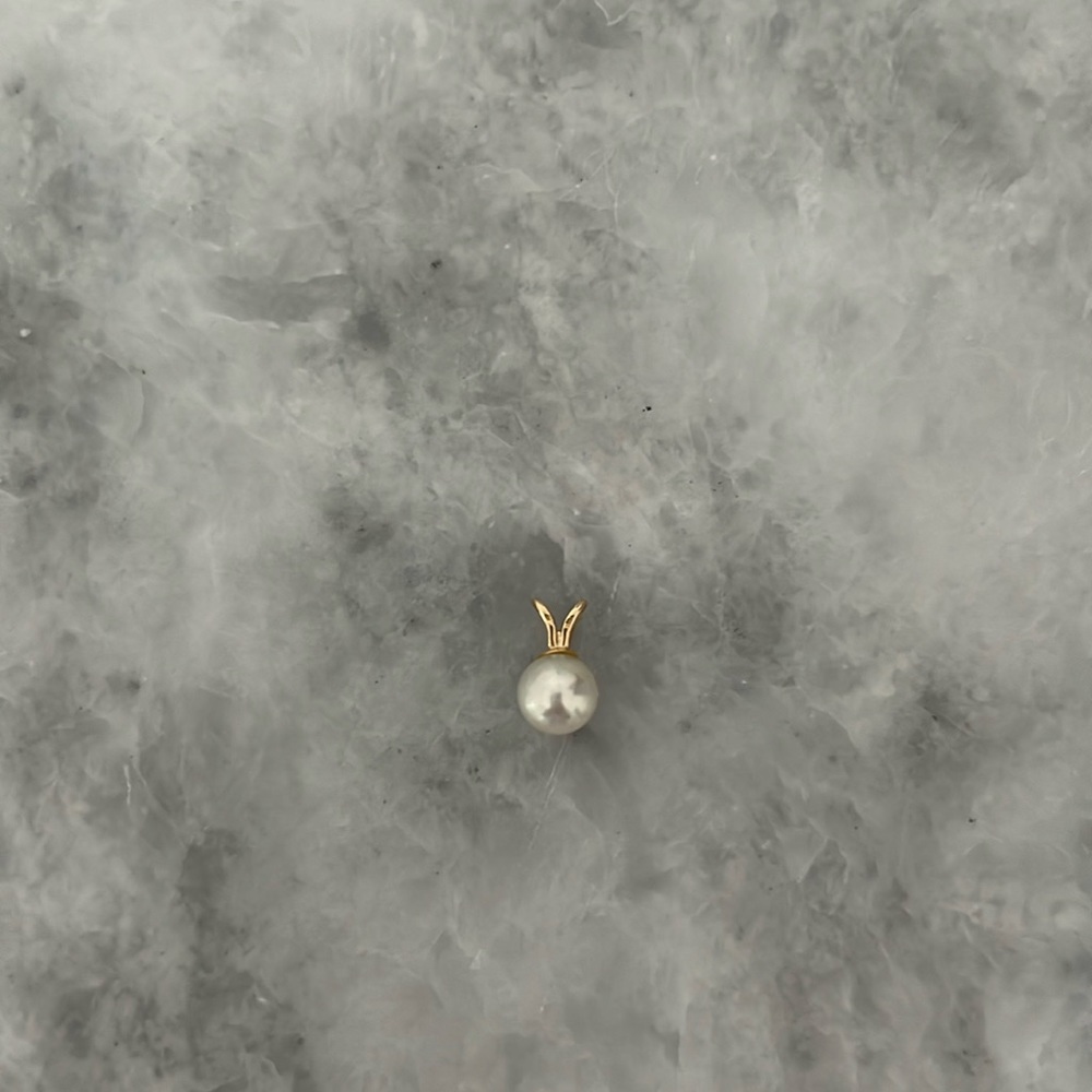 Small pearl and gold pendant (no chain)